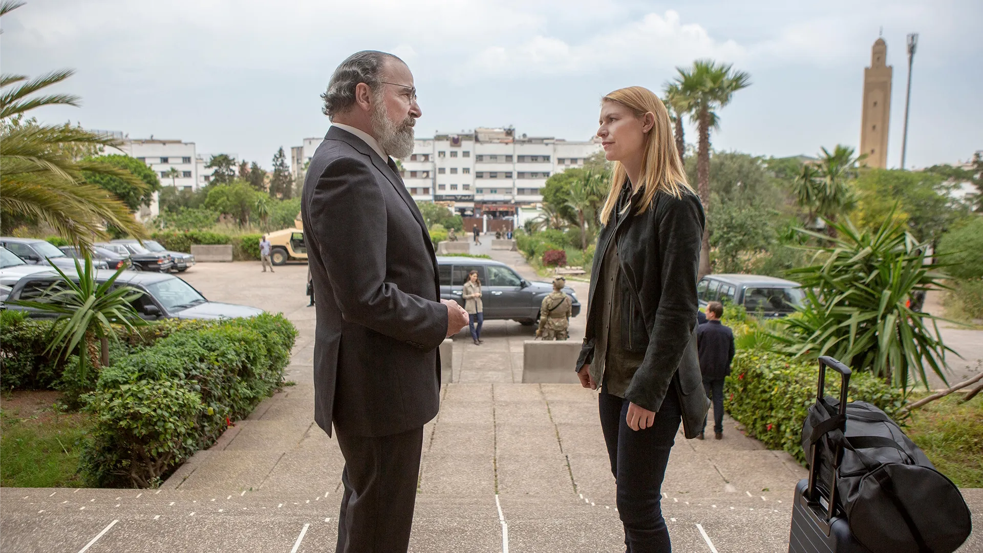 Claire Danes e Mandy Patinkin interpretando Carrie Mathison e Saul Berenson em Homeland.