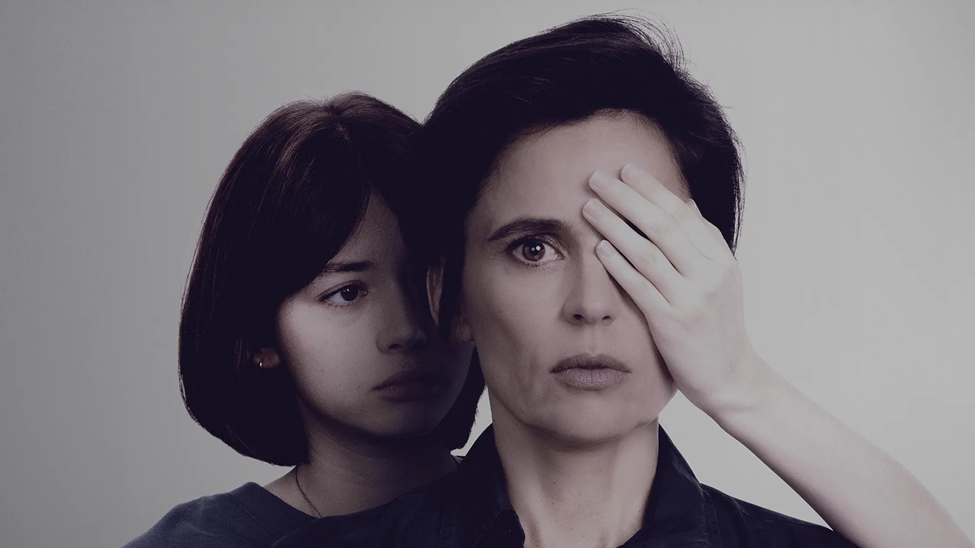 Rita (Elena Anaya) looks at the viewer, with her younger self (Isa Montalbán) behind her, covering one of her eyes.