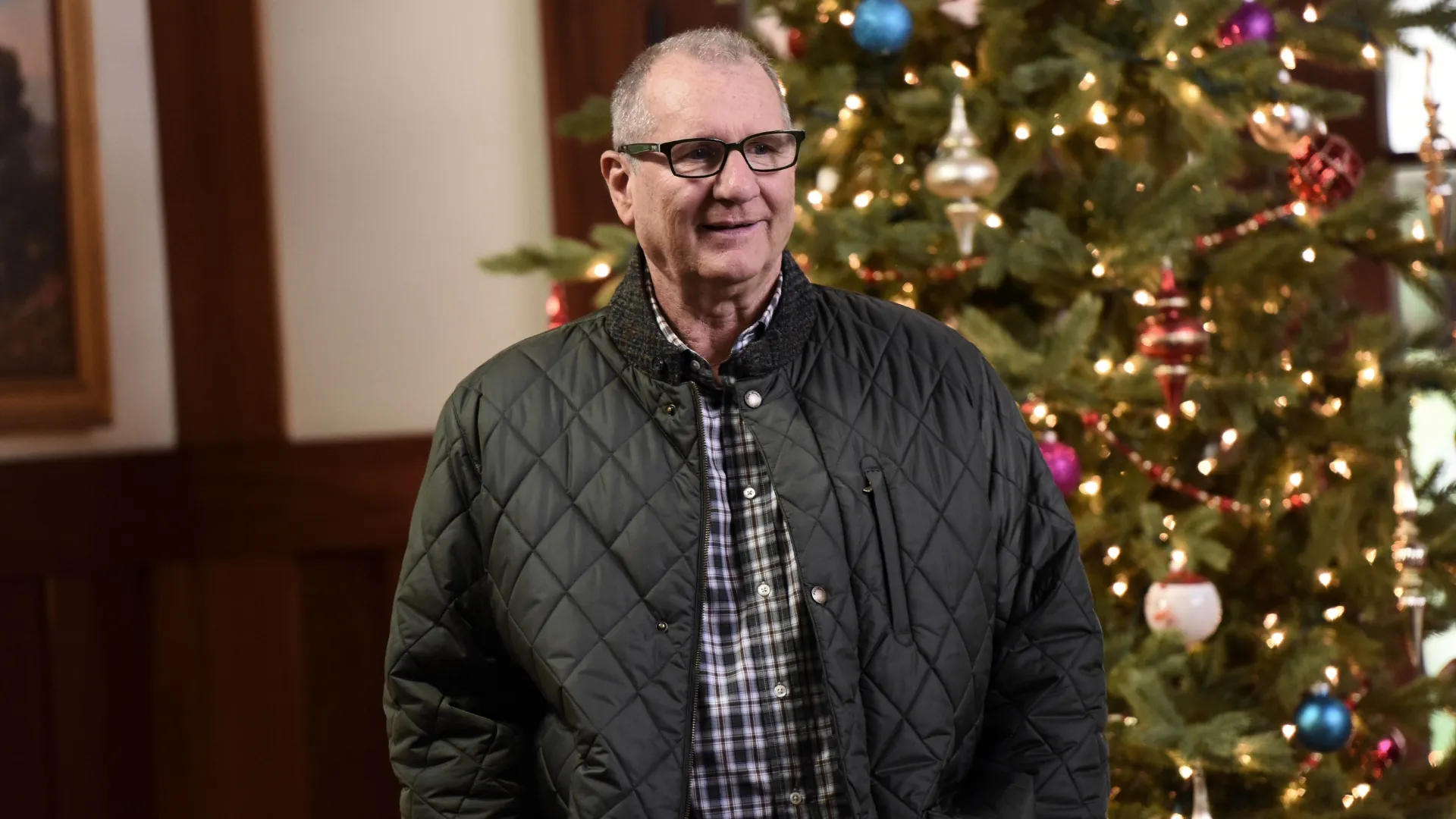 A scene from Modern Family featuring Ed O'Neill as Jay Pritchett