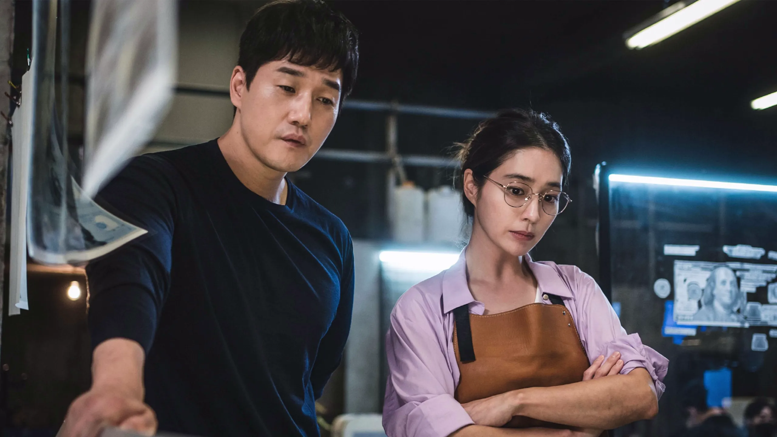 真剣な表情で何かを見ている『ヴィランズ 偽札ゲーム』のJ（ユ・ジテ）とハン・スヒョン（イ・ミンジョン）