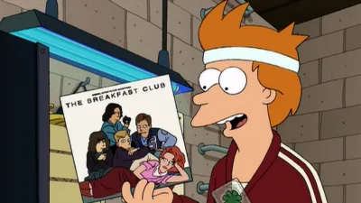 Fry (Billy West) sonríe con una cinta blanca en la cabeza y sostiene un disco titulado The Breakfast Club