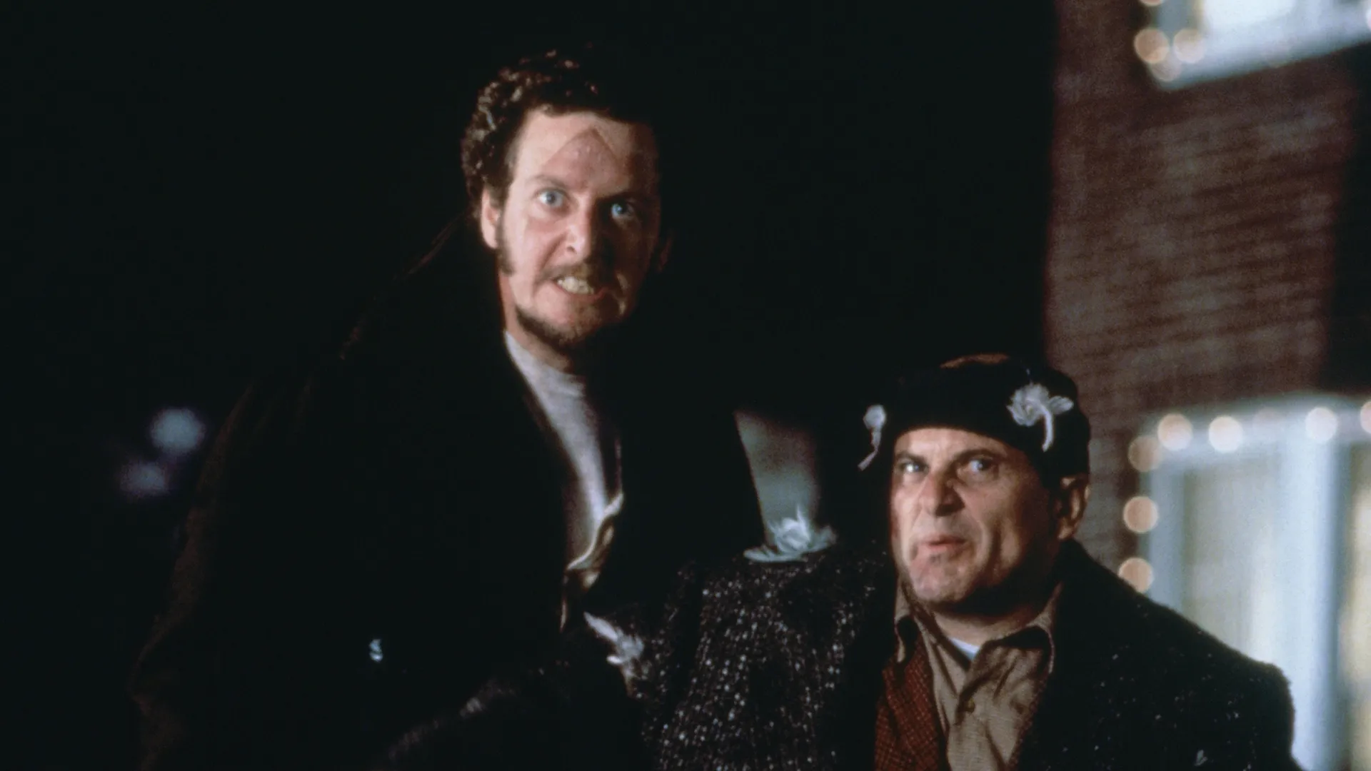 The bandits Marv (Daniel Strern) and Harry (Joe Pesci) outside the McCallister house after running into some of Kevin's traps.