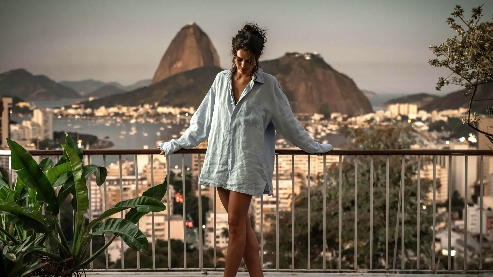 Bruna Marquezine, protagonista de Amor da Minha Vida, em cena com o Pão de Açúcar ao fundo, no Rio de Janeiro