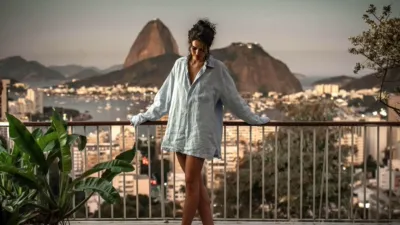 Bruna Marquezine, protagonista de Amor da Minha Vida, em cena com o Pão de Açúcar ao fundo, no Rio de Janeiro