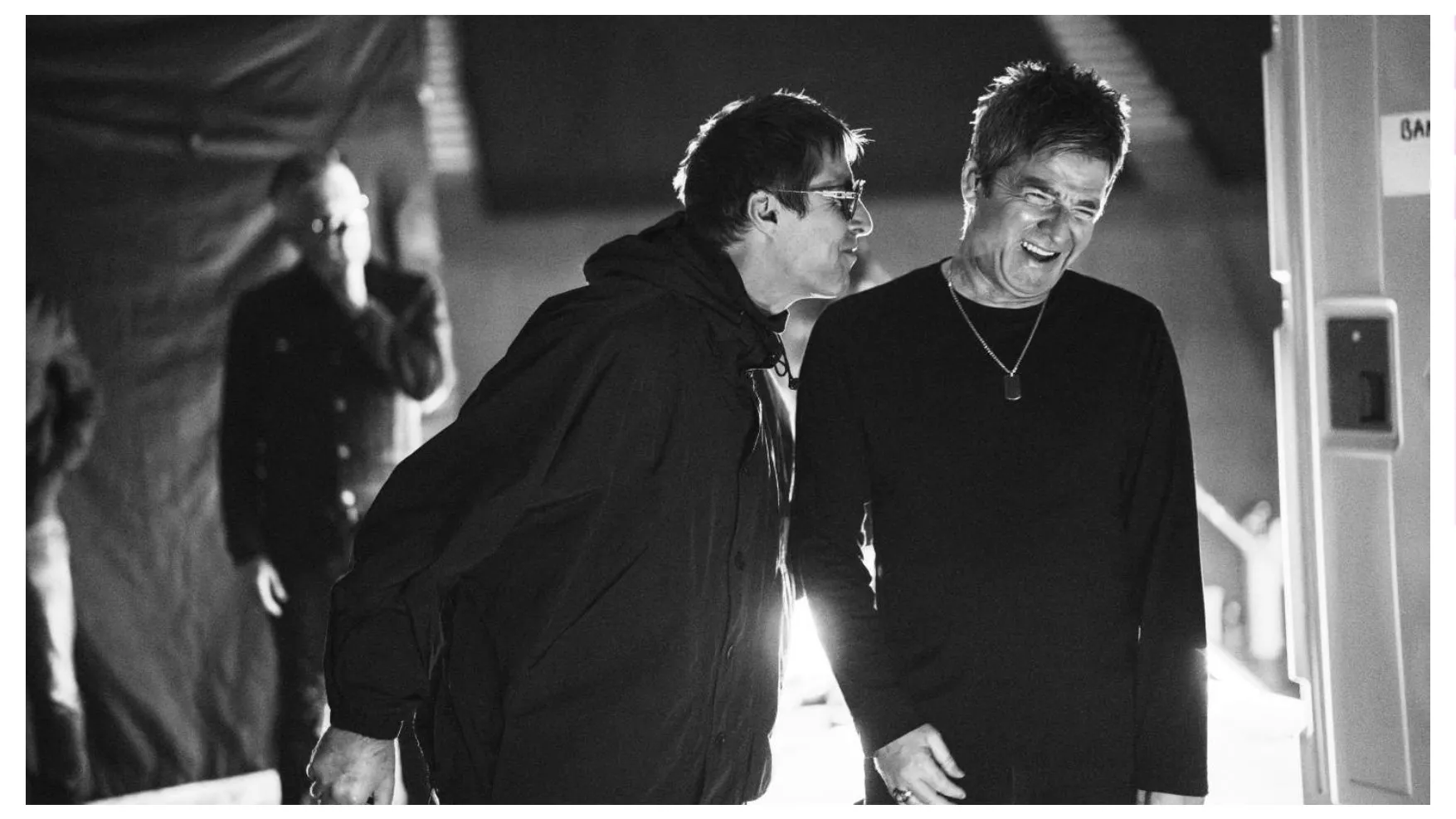 Os irmãos Gallagher em um show em Toquio na turnê que se tornou o documentário Don't Look Back in Anger