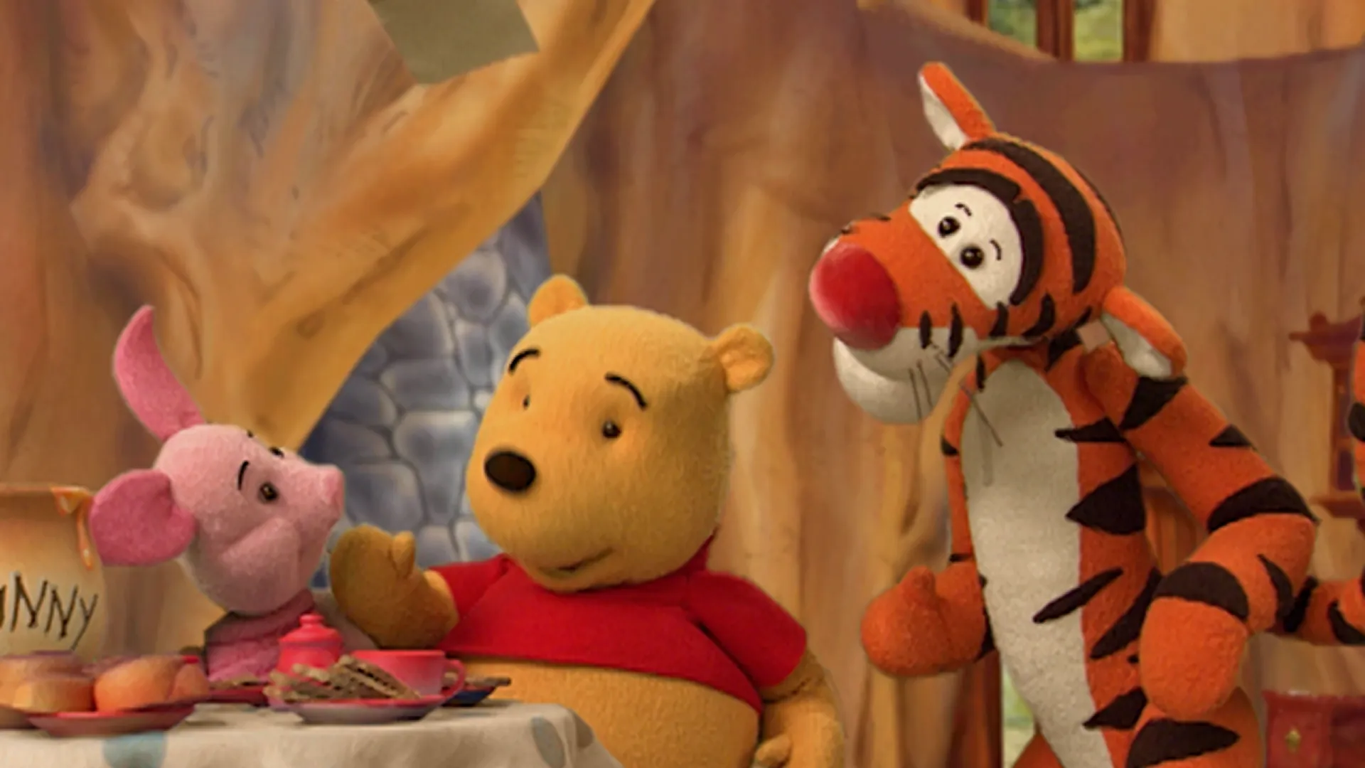 子ども向けテレビシリーズ『The Book of Pooh／ぬいぐるみのプーさんと仲間たち』のティガー、くまのプーさん、ピグレット。 