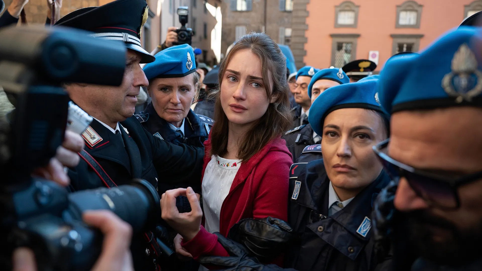 Amanda Knox surrounded by reporters and Italian police.