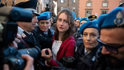Amanda Knox surrounded by reporters and Italian police.