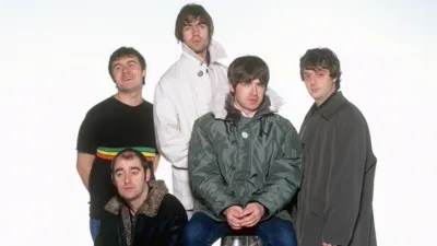 La icónica banda de rock inglesa Oasis con Noel y Liam Gallagher