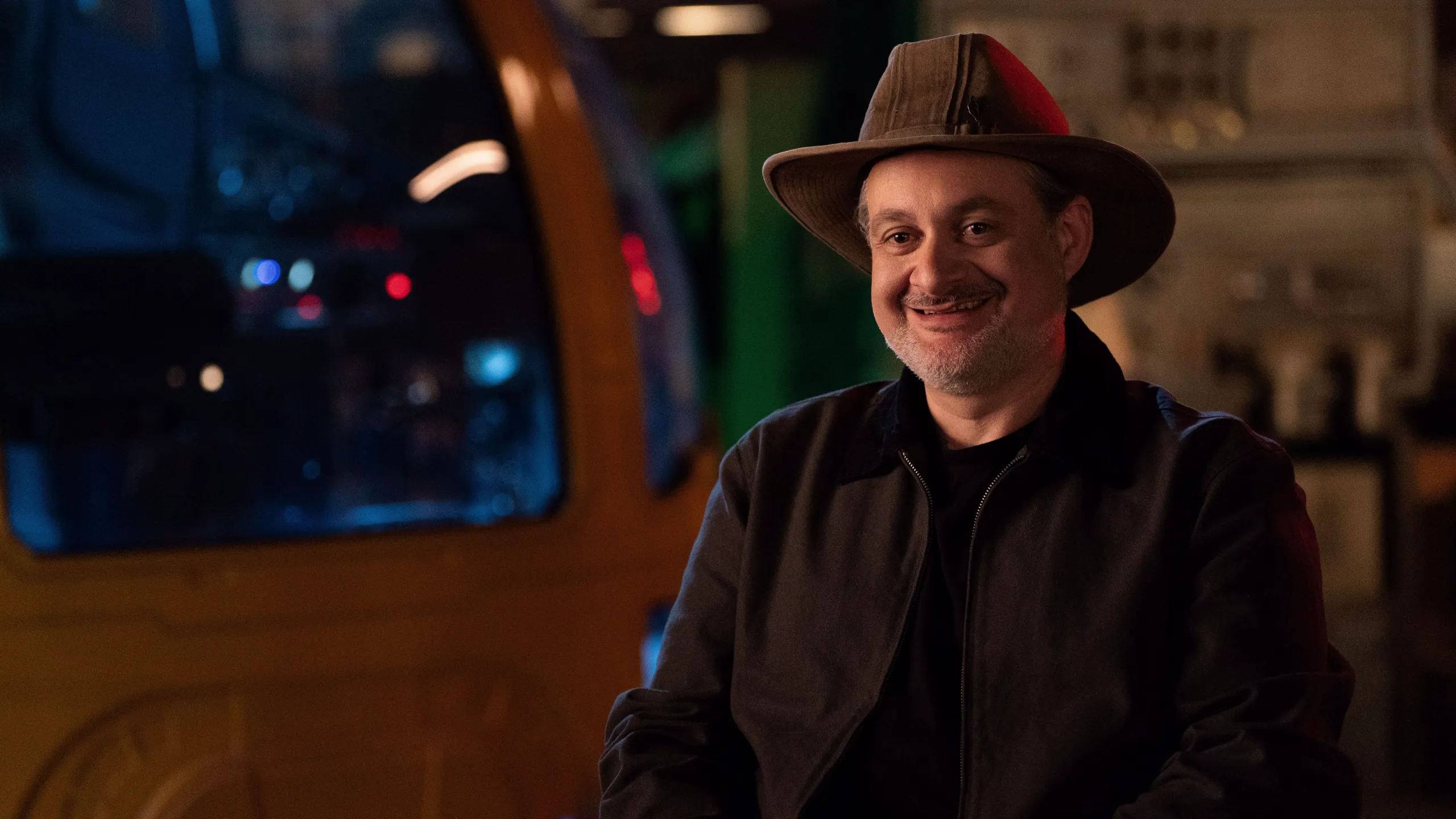 Dave Filoni no documentário Disney Worldbuilders.