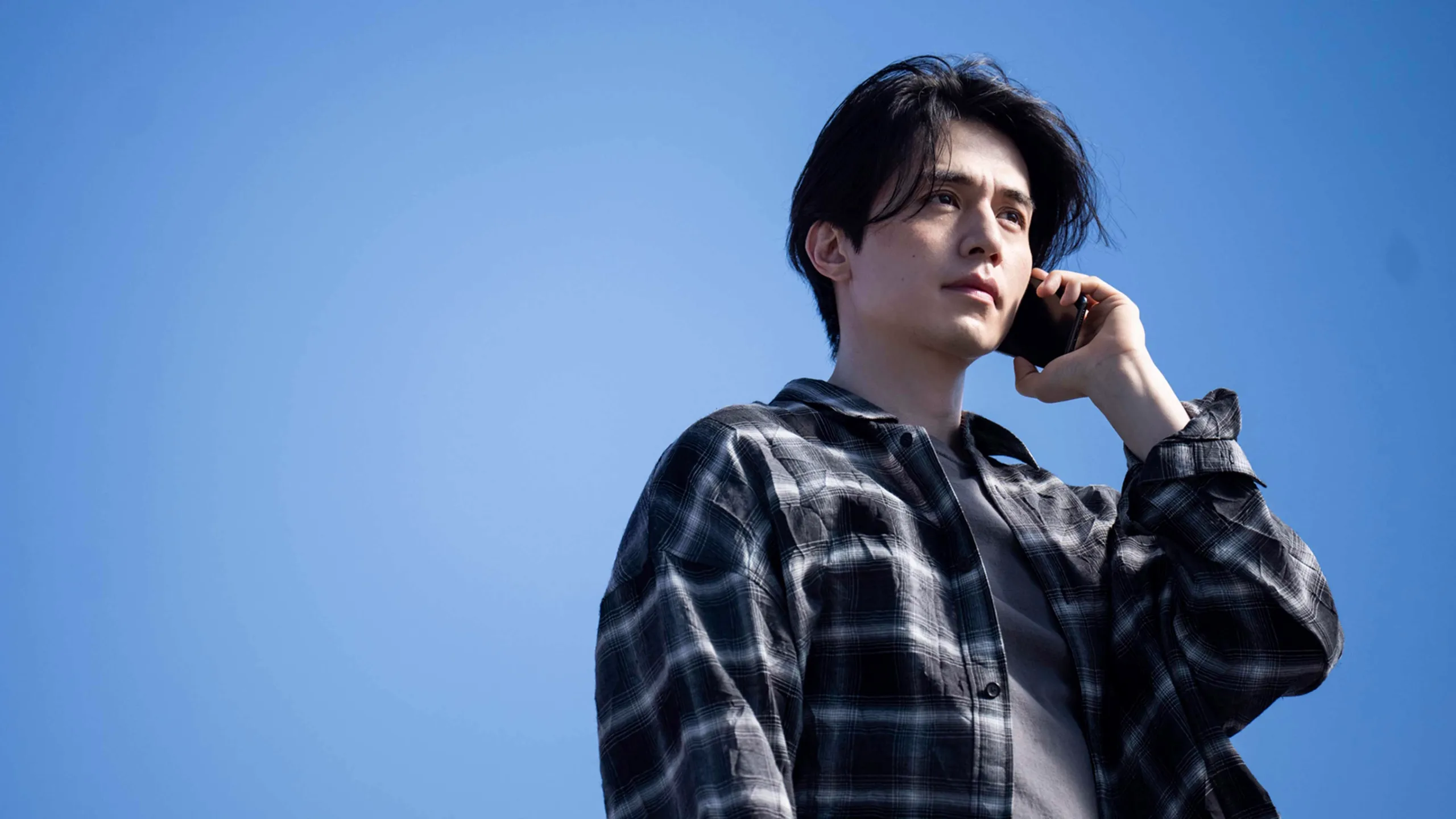 Jeong Jin-man (Lee Dong-wook) making a call on a smartphone