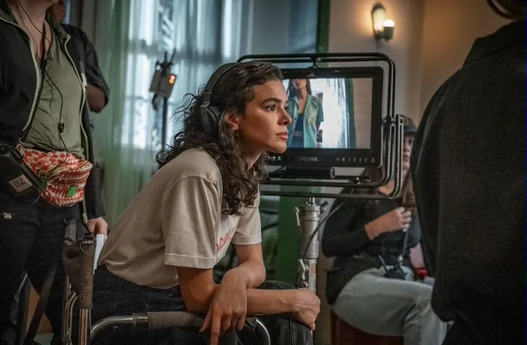 Bruna Marquezine, que além de interpretar Bia, também codirige alguns episódios