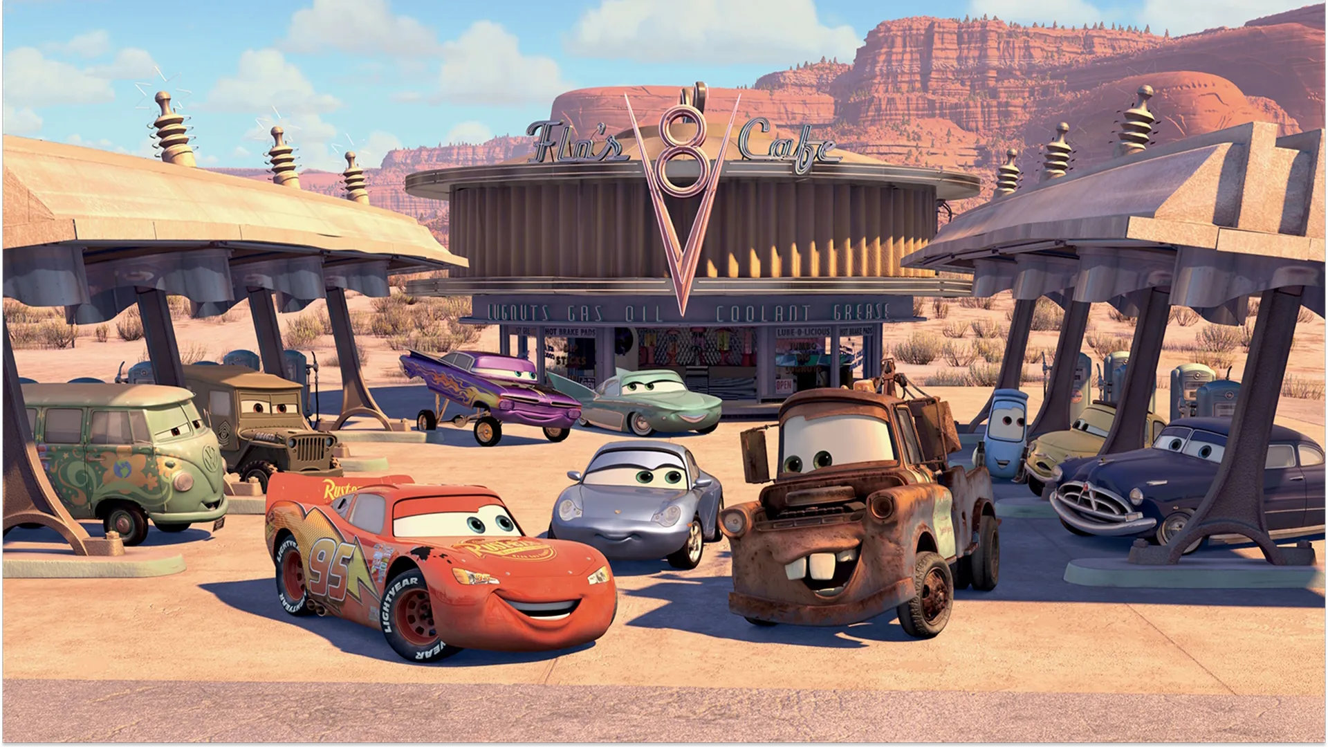 Relâmpago McQueen, Mate e outros em frente ao Flo's V8 Cafe, em Radiator Springs no filme Carros