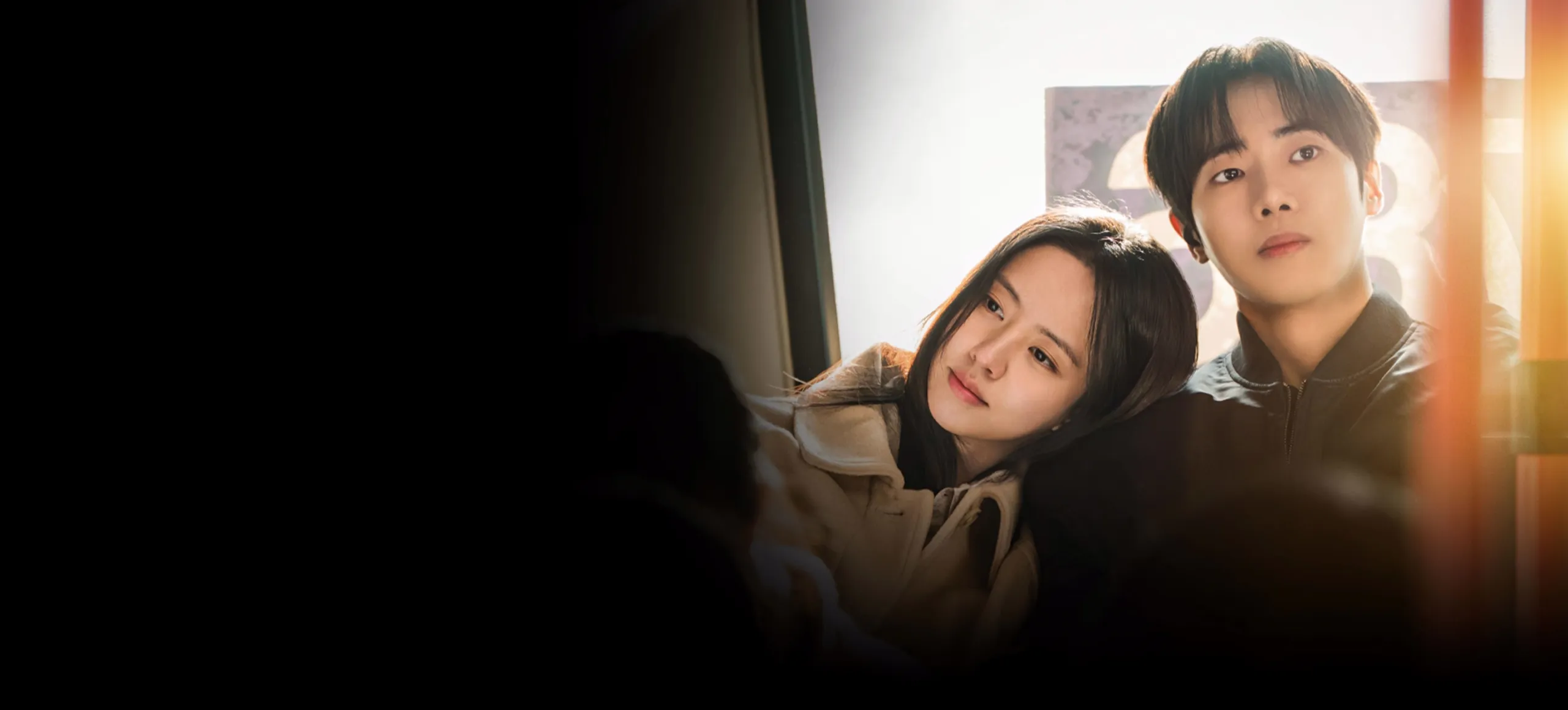 Between Steps 시즌 1 키 아트. 따뜻한 햇살이 비치는 실내에서 두 인물이 나란히 앉아 있으며, 한 인물이 다른 인물의 어깨에 머리를 기대고 있는 모습.