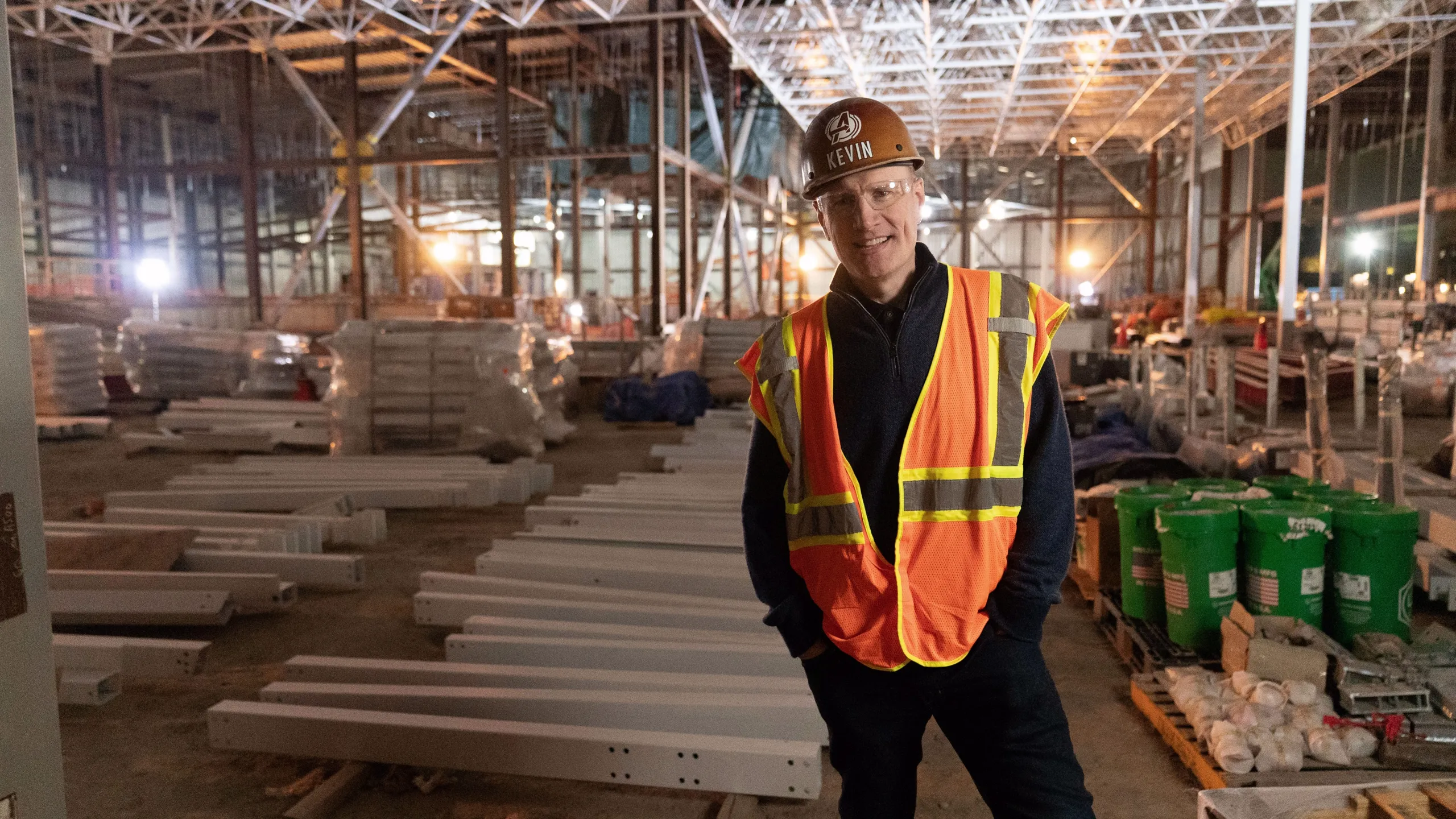 Kevin Feige em um canteiro de obras em Disney Worldbuilders.