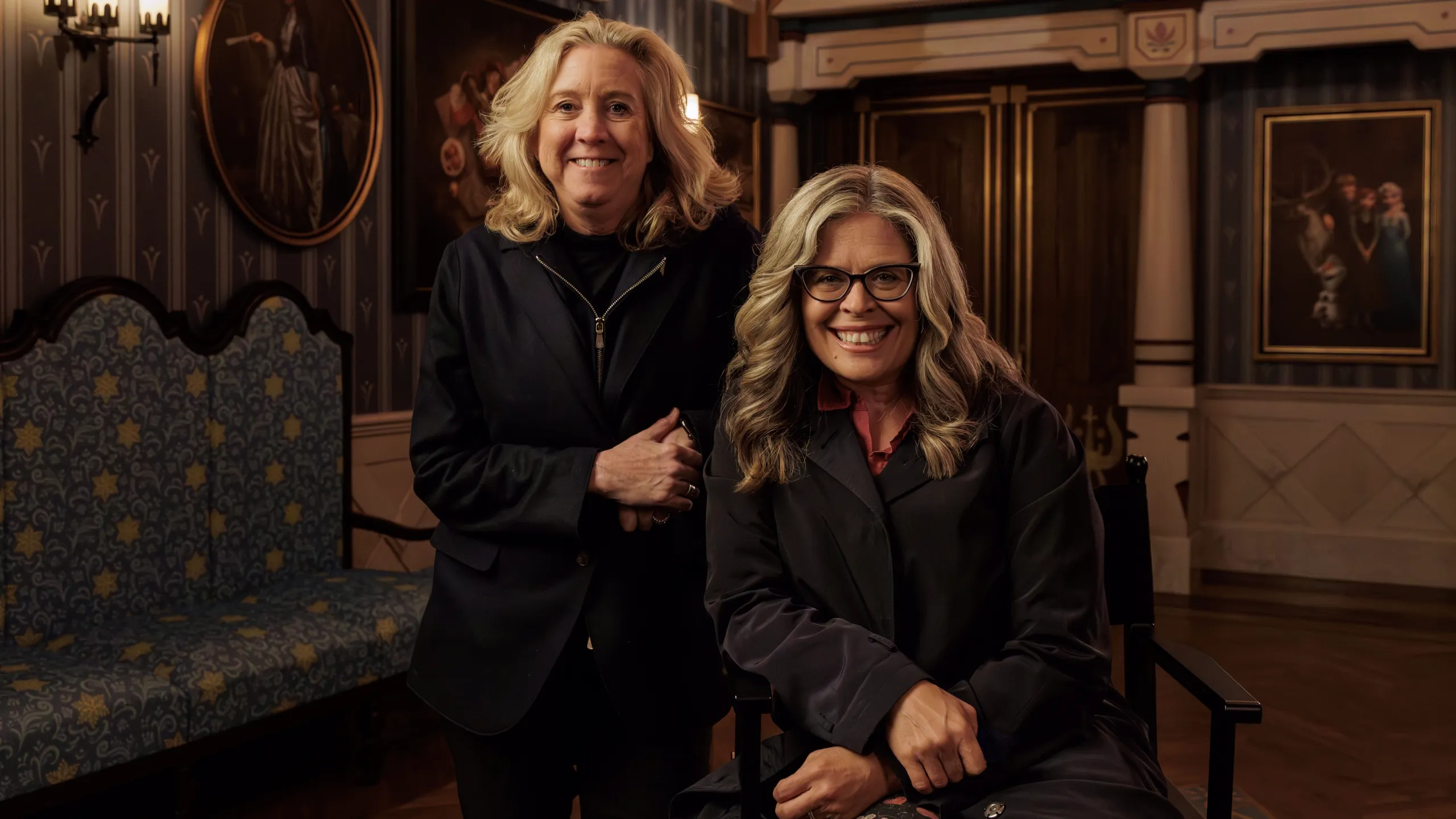 Leslie Iwerks com Jennifer Lee em Disney Worldbuilders.