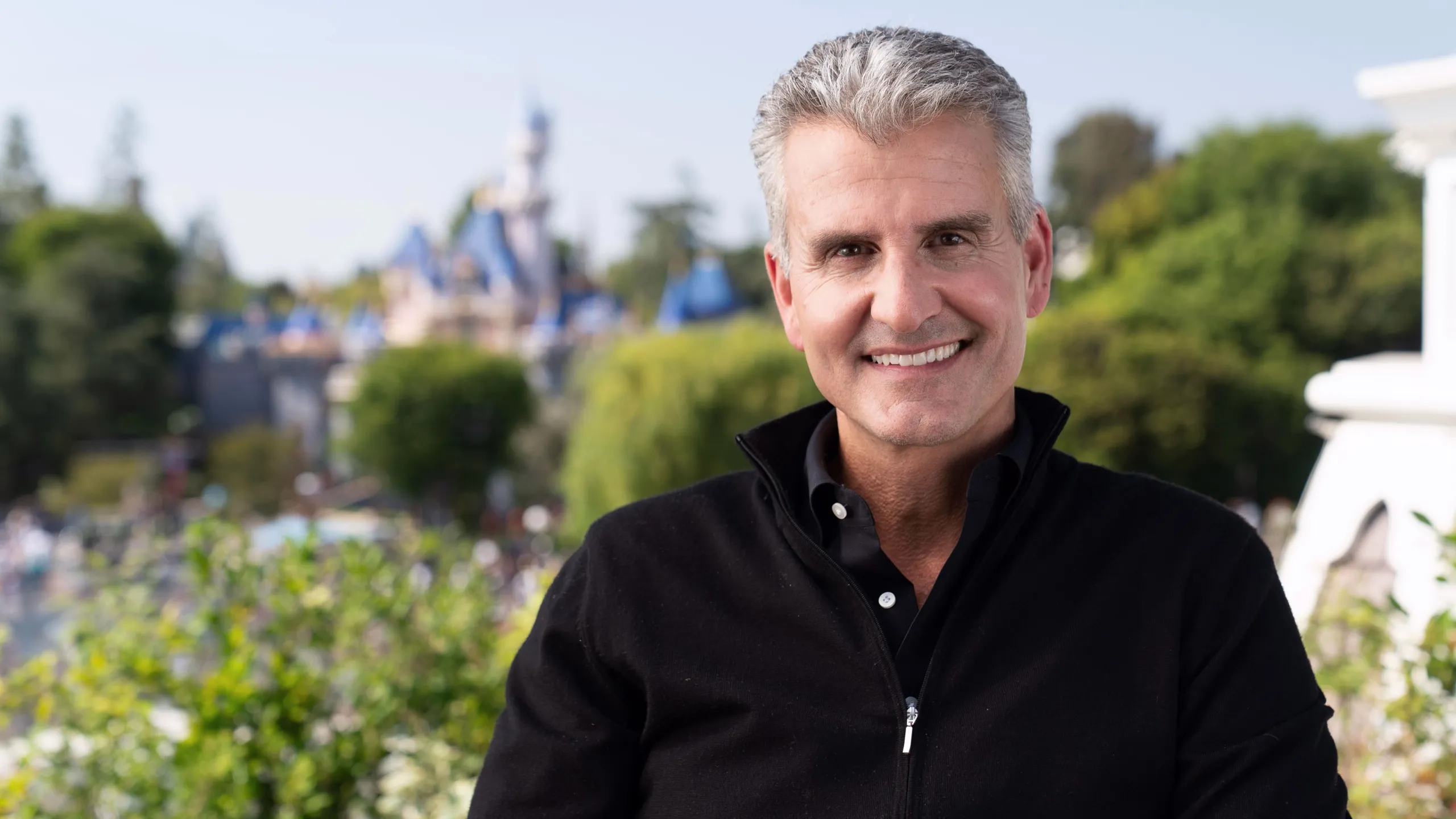 Josh D'Amaro em Disney Worldbuilders.