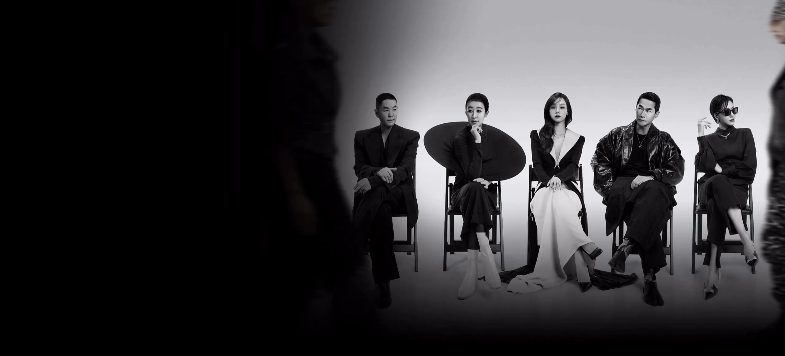 Style Wars 시즌 1 키 아트. 미니멀한 배경을 뒤로 세련된 의상을 입은 다섯 인물이 의자에 나란히 앉아 있는 강렬한 흑백 패션 화보.