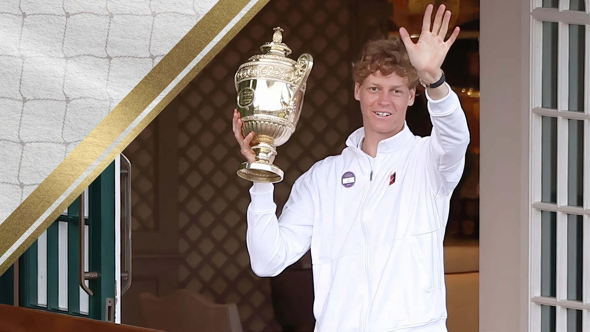 El campeón de Wimbledon 2025, Jannik Sinner, sostiene su trofeo y saluda a los fans