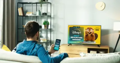Imagem de um homem vendo a promoção da Disney+ e a propaganda do filme Cara de um, Focinho de Outro