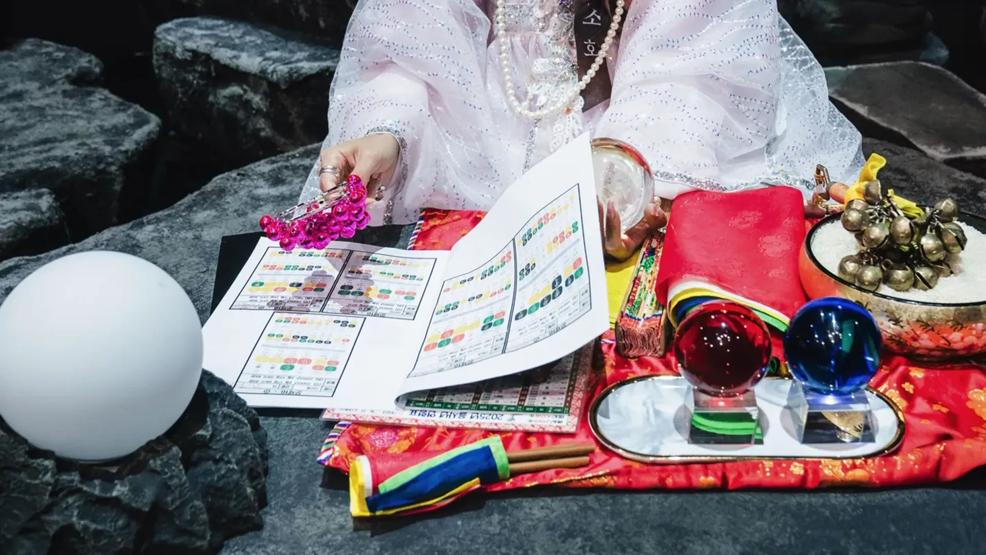 A scene from the Korean reality competition series Battle of Fates, featuring Sinjeom (spirit-medium divination) practitioners.