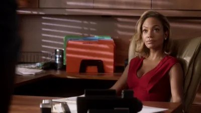 thumbnail - S3:E4 All Falls Down