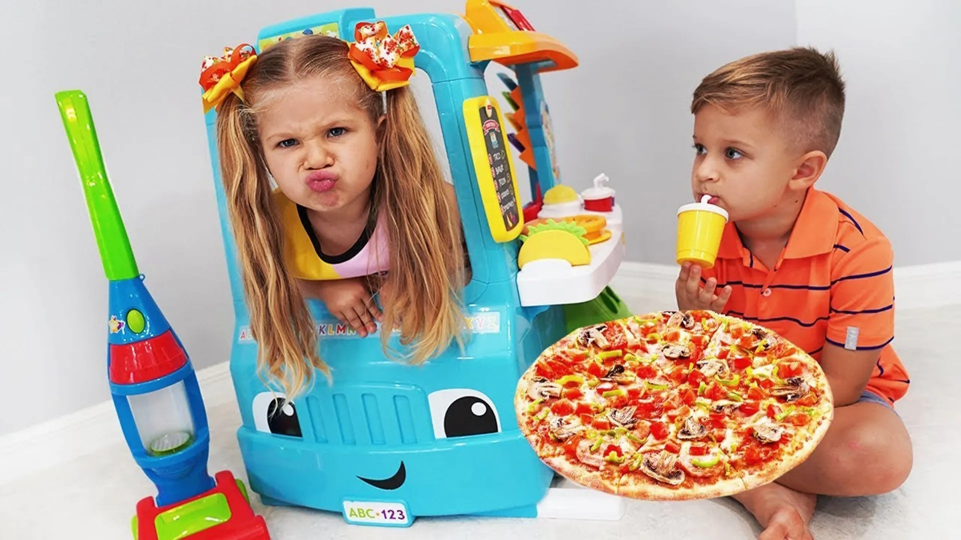 thumbnail - S1:E1 A Super Snack for Diana and Roma!