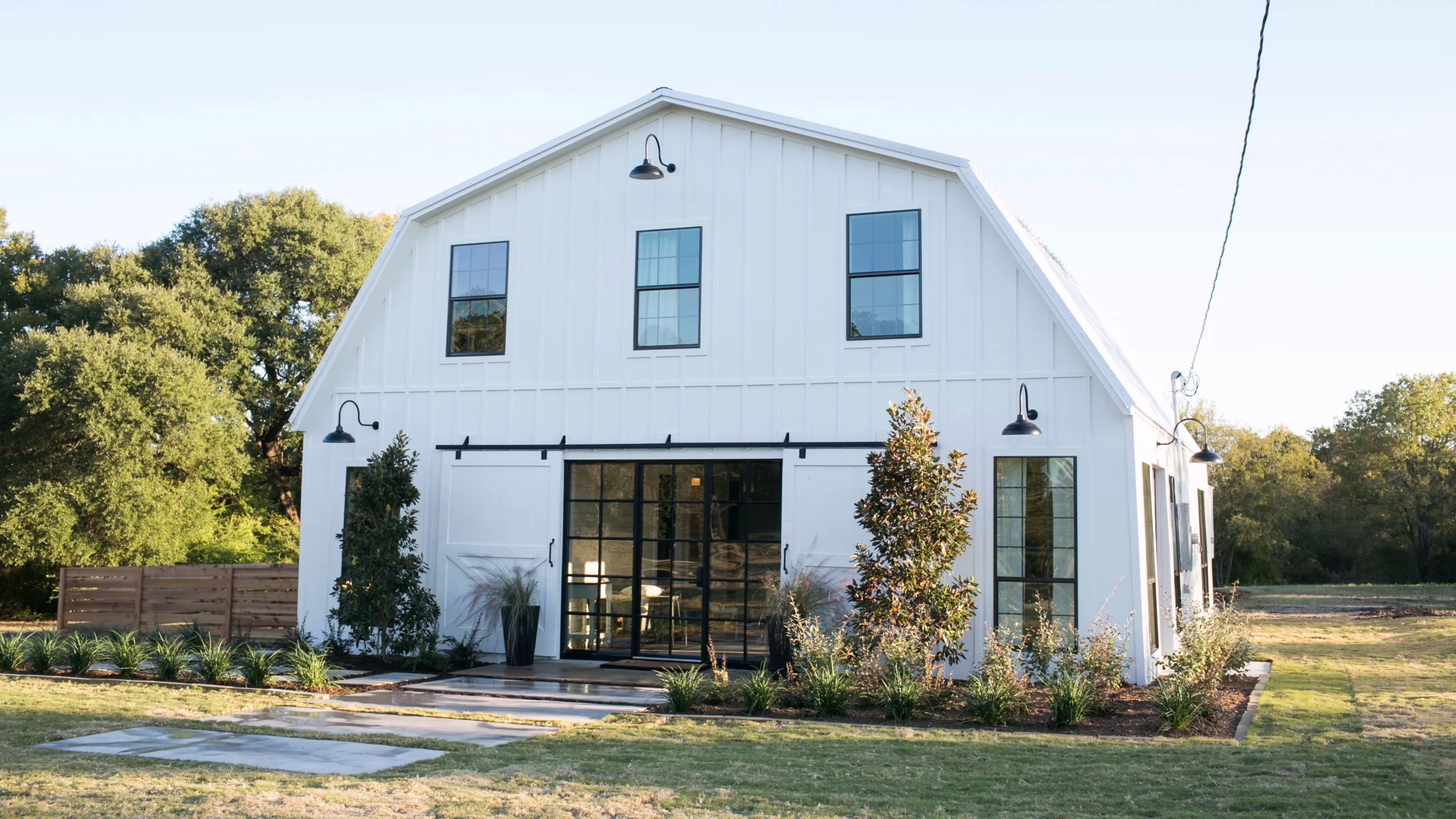 thumbnail - S3:E7 A One-of-a-Kind Fixer Upper Gets a Modern Makeover