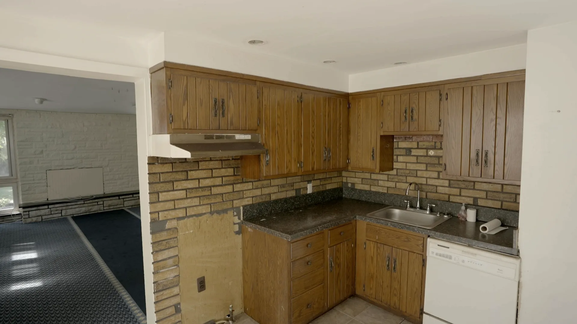 thumbnail - S1:E3 Hasbrouck Heights Duplex Delights