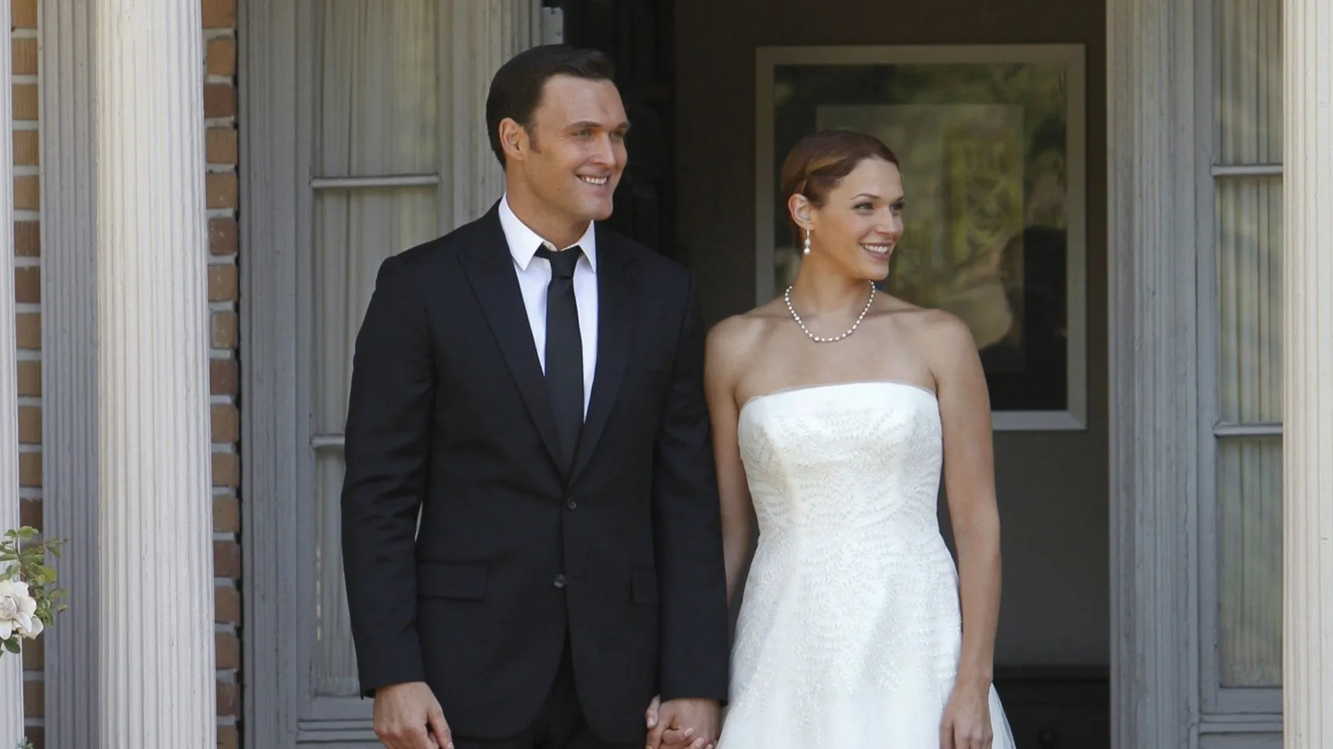 thumbnail - S6:E3 Wedding in Red