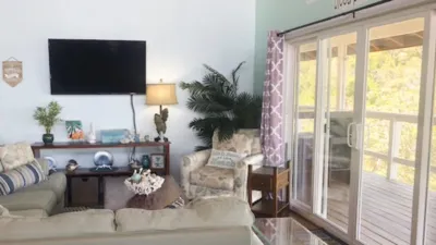 thumbnail - S20:E6 Bringing the Family Home to Roatan