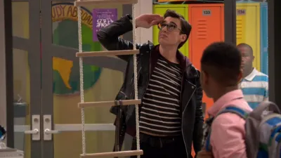 thumbnail - S4:E1 Sorta-Sisters-A-Rooney