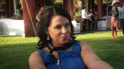 thumbnail - S1:E2 The Heiress Con