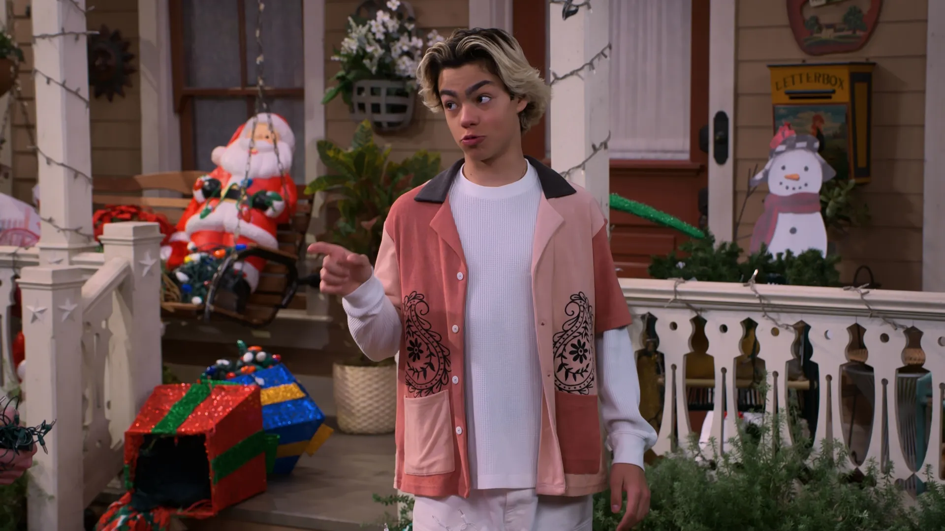 thumbnail - S2:E19 A Very Villain Christmas