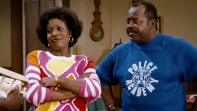 thumbnail - S1:E1 The Mama Who Came to Dinner (Pilot)