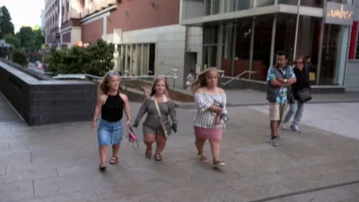 thumbnail - S7:E7 It's a Small World