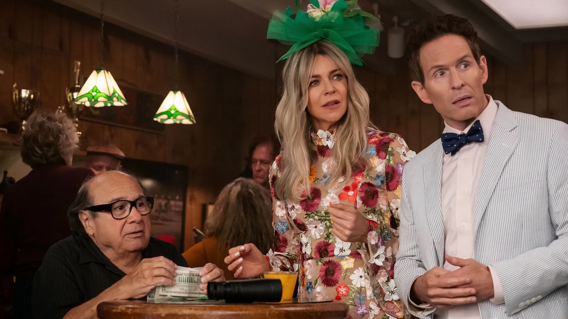 thumbnail - S17:E5 The Gang Goes to a Dog Track