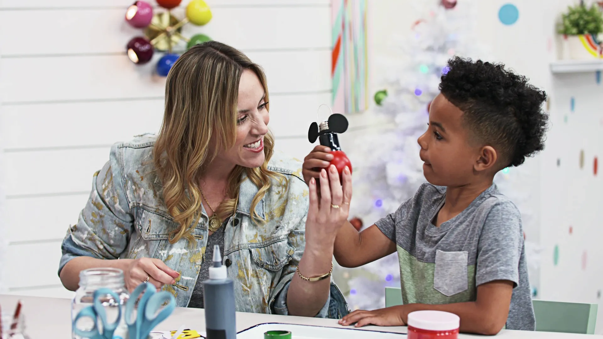 thumbnail - S1:E5 Mickey and Friends: Ornaments