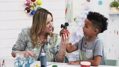 thumbnail - S1:E5 Mickey and Friends: Ornaments