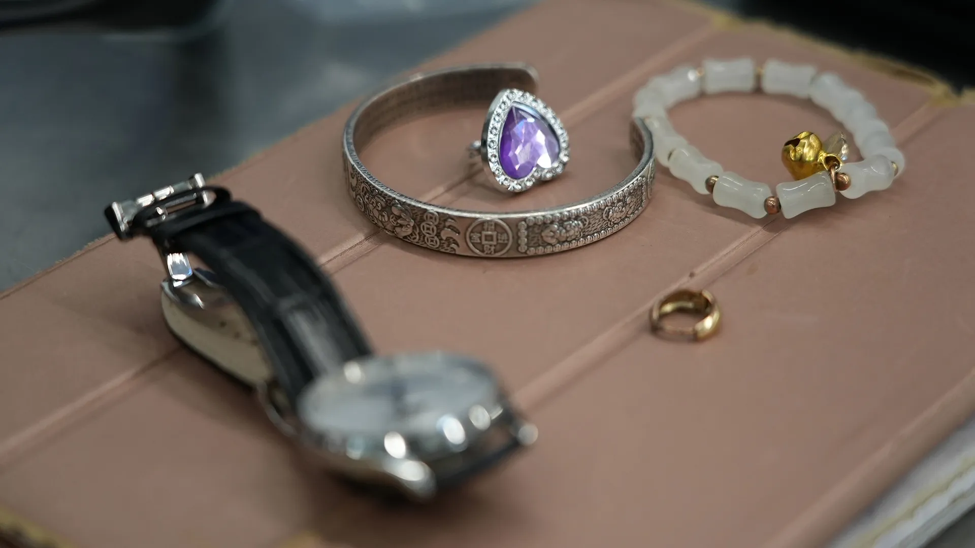thumbnail - S1:E7 A Pricey Watch and Priceless Pearls