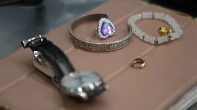 thumbnail - S1:E7 A Pricey Watch and Priceless Pearls