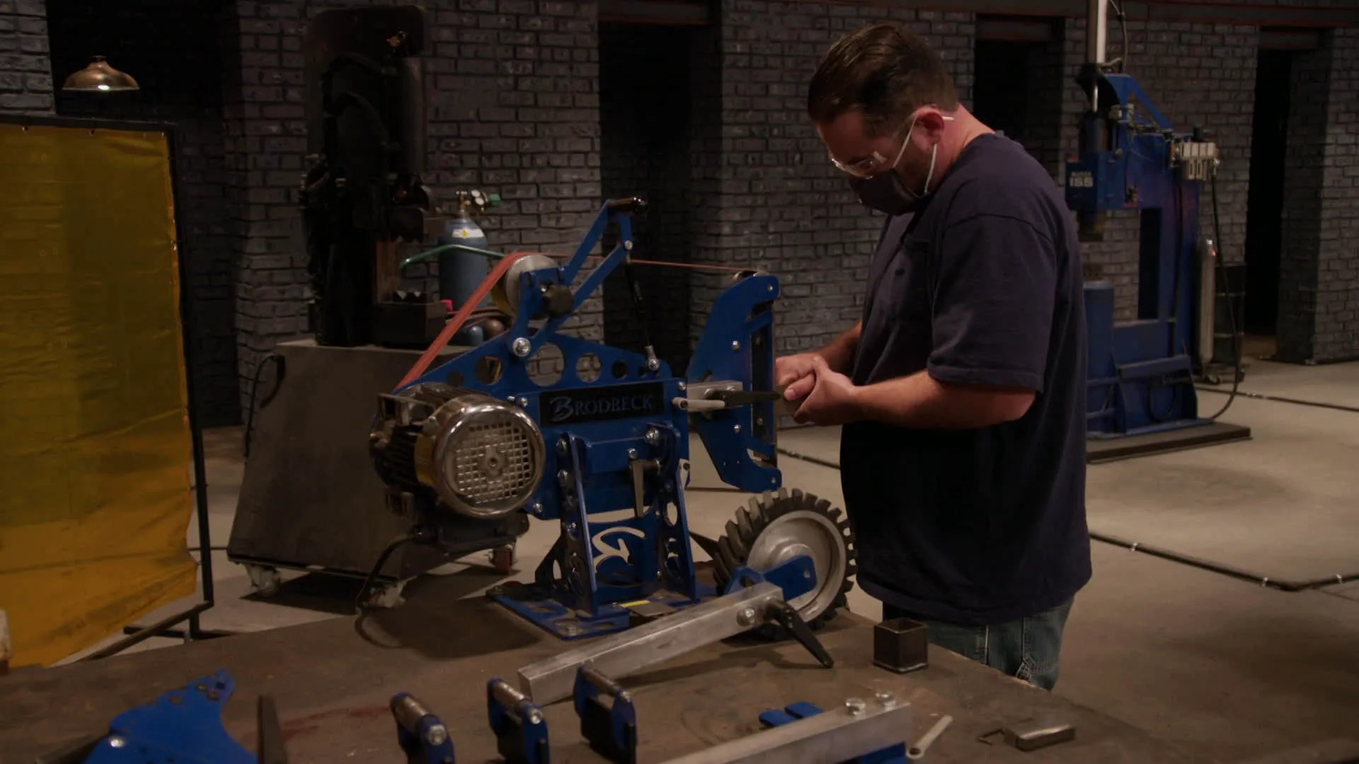 thumbnail - S9:E6 Double Trouble Blades