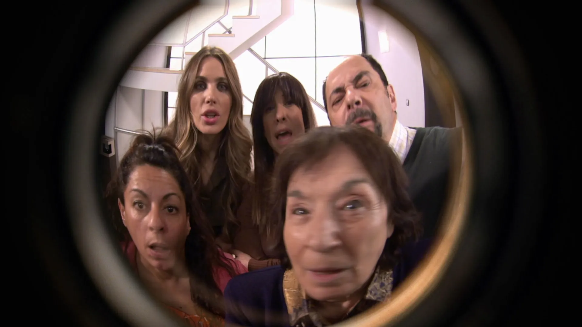 thumbnail - S10:E4 Una conserja, un romance imposible y un cuesco traicionero