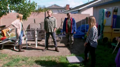 thumbnail - S1:E5 Mom's Hoarding Ends Here!