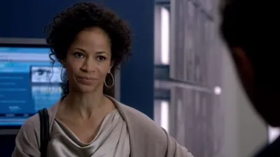 thumbnail - S3:E2 The Royal We